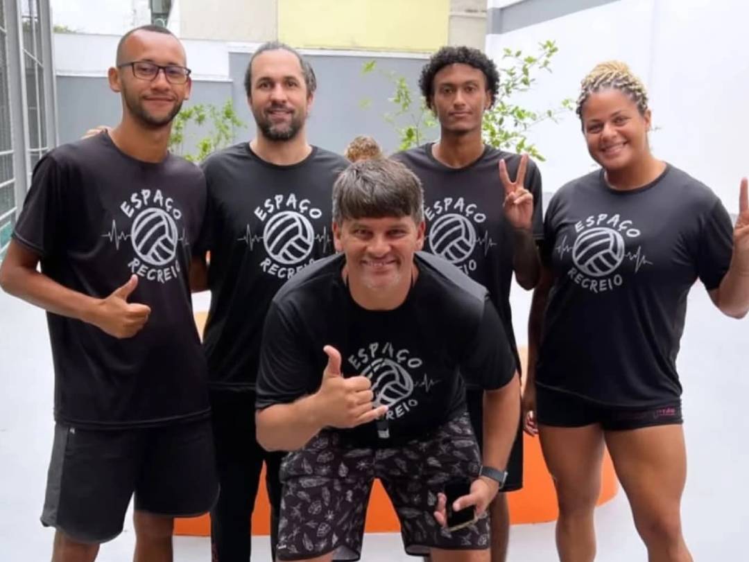 Escolinha de vôlei do Espaço Recreio com atletas em treino