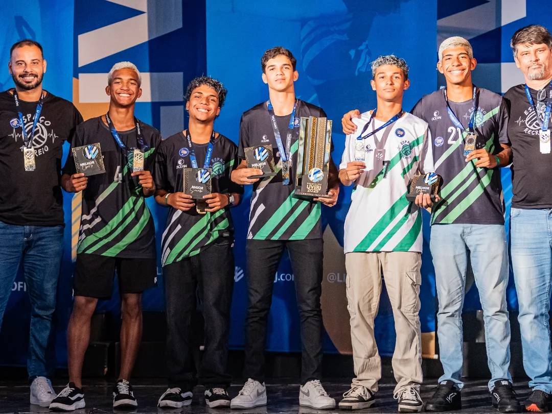 Equipe competitiva do Espaço Recreio em treino de voleibol