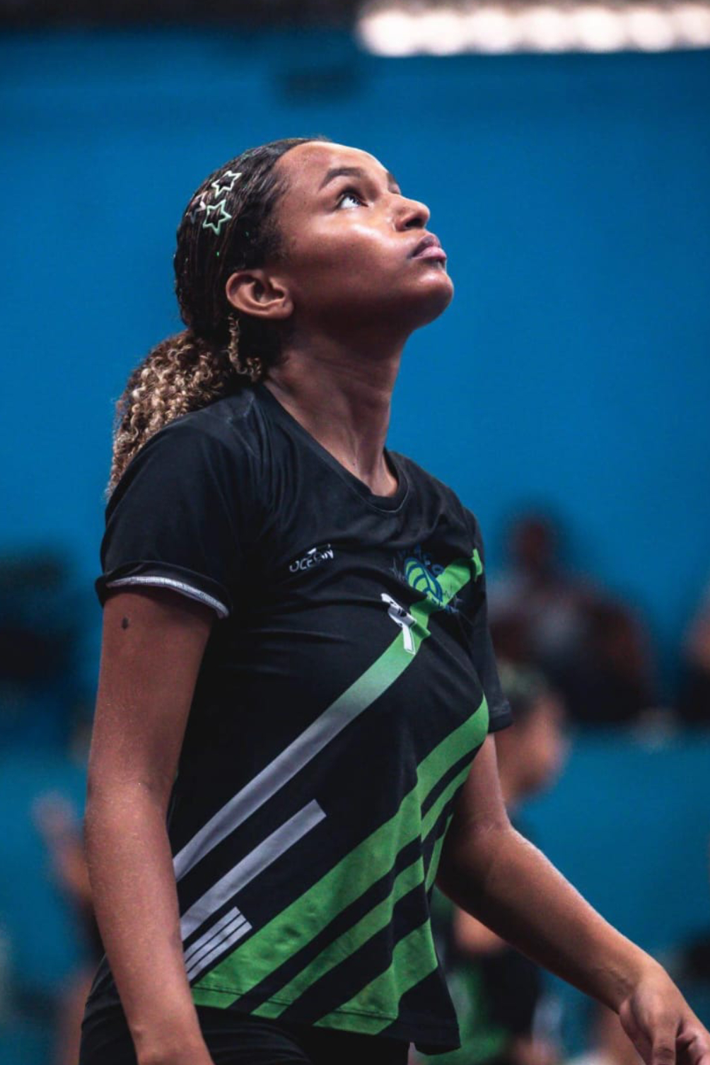 Atletas do Espaço Recreio durante atividade de voleibol
