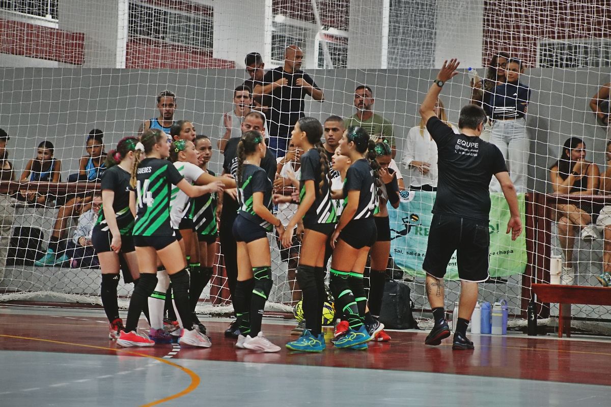 Escolinha de vôlei do Espaço Recreio com atletas em treino